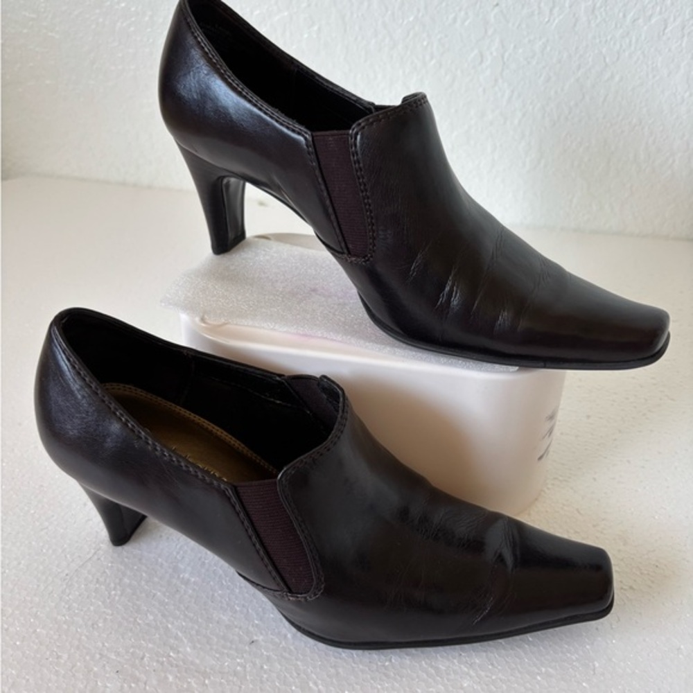 Liz Claiborne Dark Brown Heels size 7 1/2 M